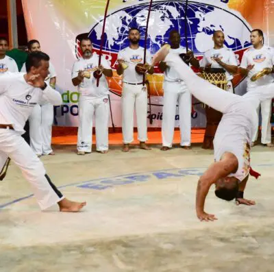 Grupo de capoeira Mestre Bimba, na Praça do Jacaré, em Goiânia (Foto: reprodução)