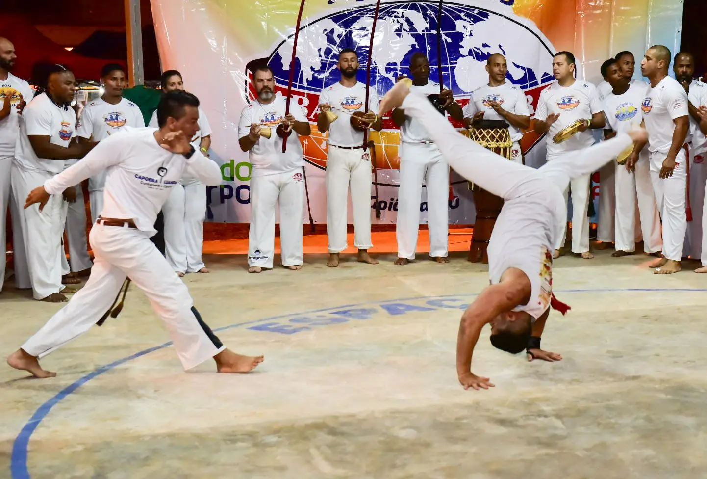 Grupo de capoeira Mestre Bimba, na Praça do Jacaré, em Goiânia (Foto: reprodução)