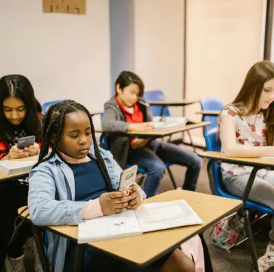 Lei regulamenta uso de celulares nas escolas brasileiras (Foto: Pexels)