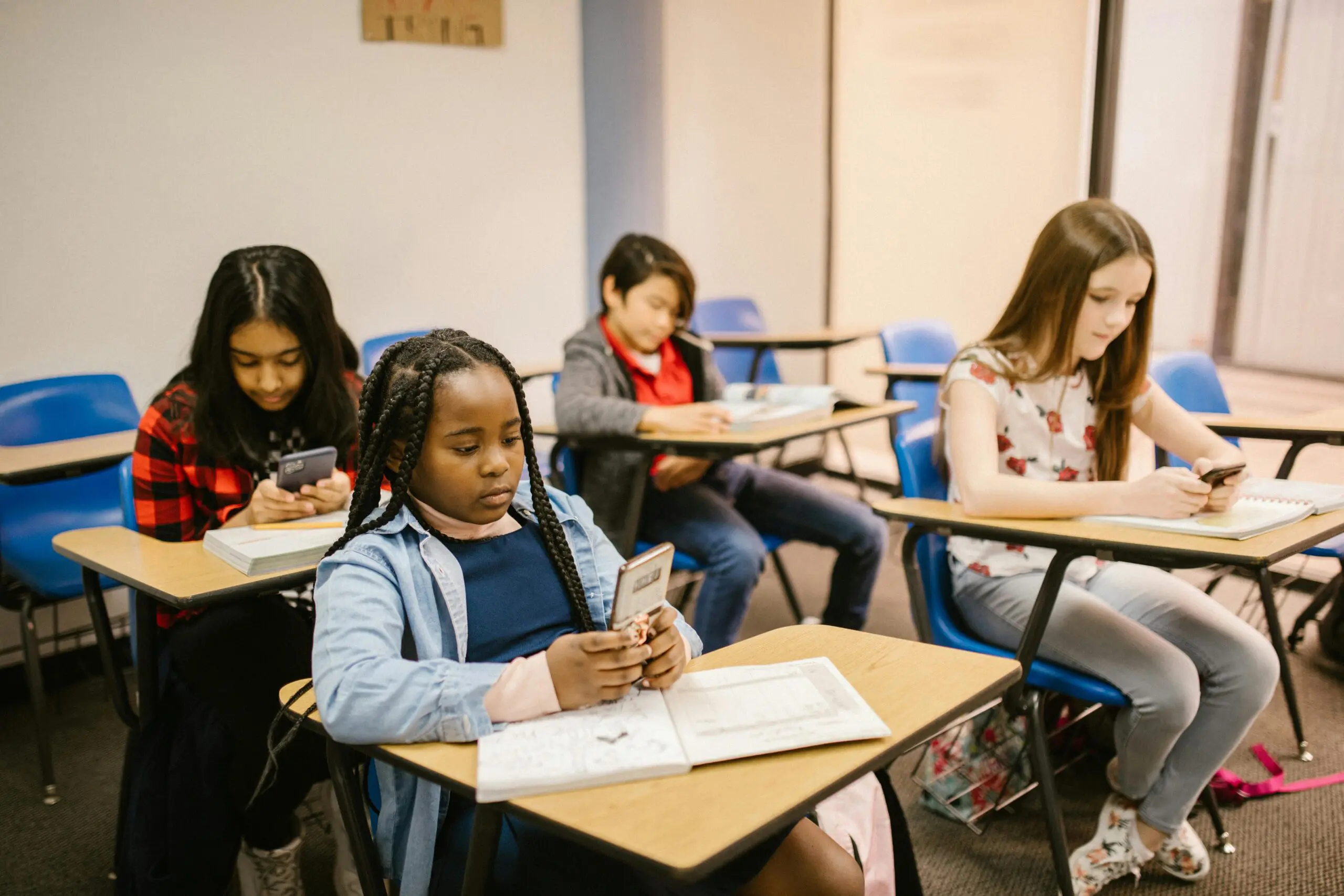 Lei regulamenta uso de celulares nas escolas brasileiras (Foto: Pexels)