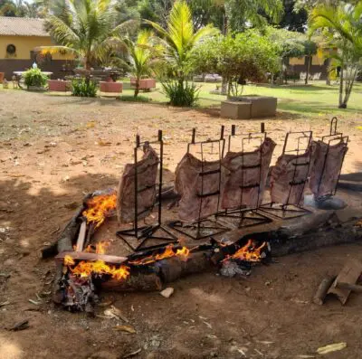 O que não vai faltar é um bom churrasco raiz com costelada fogo de chão, acompanhando de arroz, feijão tropeiro e música ao vivo