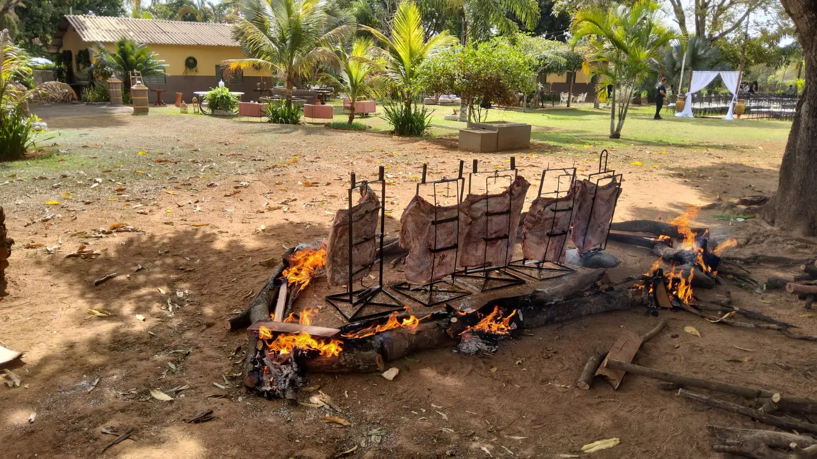 O que não vai faltar é um bom churrasco raiz com costelada fogo de chão, acompanhando de arroz, feijão tropeiro e música ao vivo