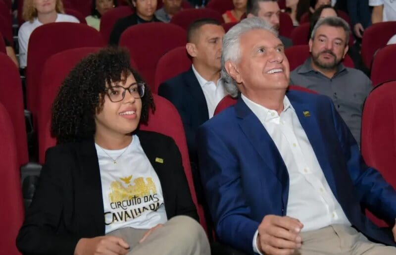 Secretária de Cultura Yara Nunes e o governador Ronaldo Caiado durante o anúncio da reforma do Cine Cultura, em Goiânia (Foto Secult Goiás)