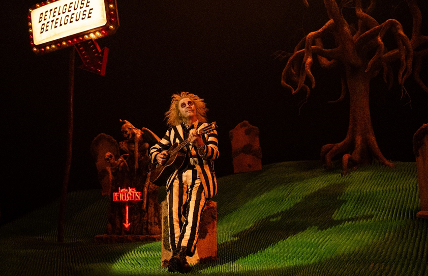 Beetlejuice, novo sucesso de Tim Burton estreia no topo das bilheterias (Foto: Warner Bros Pictures)