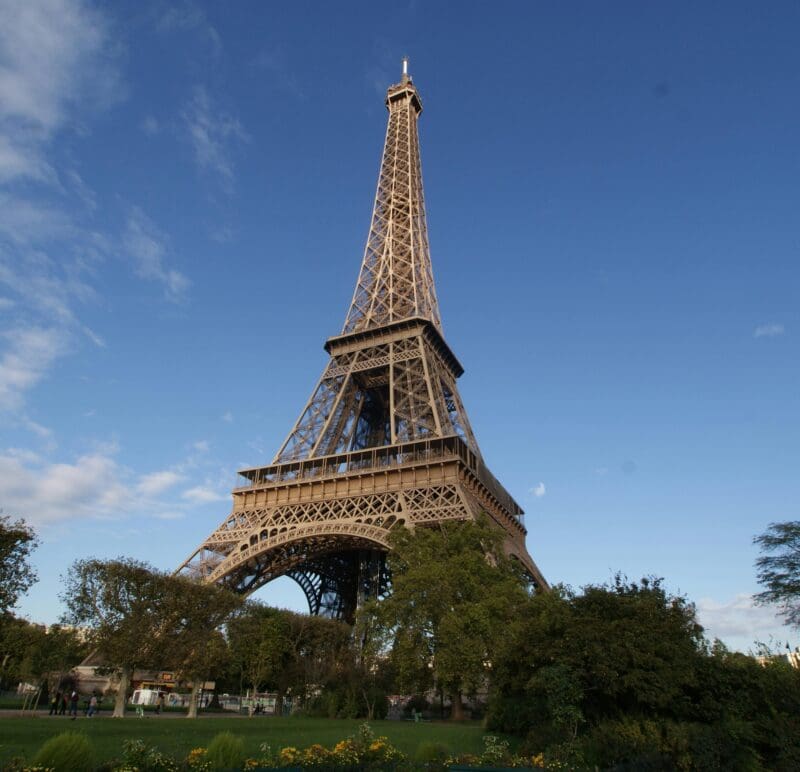 Torre Eiffel, em Paris, é mais tranquila durante outuno (Foto Pexels)