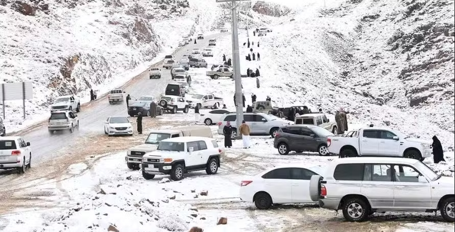 Pela primeira vez na história, deserto saudita de Al-Nafūd fica coberto de neve (Foto: Reprodução / X)