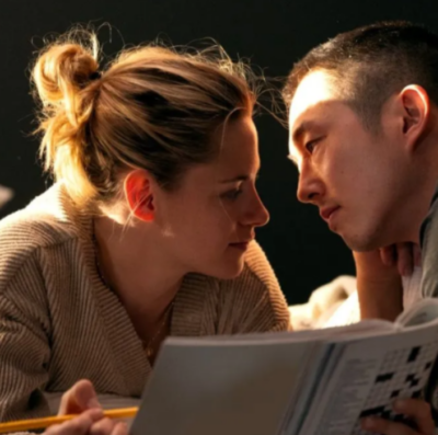 Kristen Stewart e Steven Yeun em 'Love Me' (Foto: Bleecker Street Films)