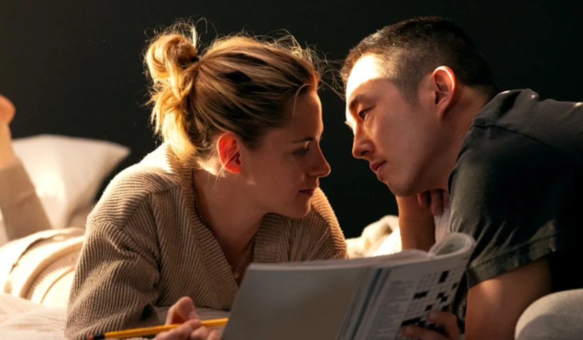 Kristen Stewart e Steven Yeun em 'Love Me' (Foto: Bleecker Street Films)