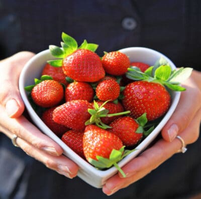 Em resumo, o morango é uma opção saborosa e nutritiva e com diversas vitaminas (Foto: Shutterstock)