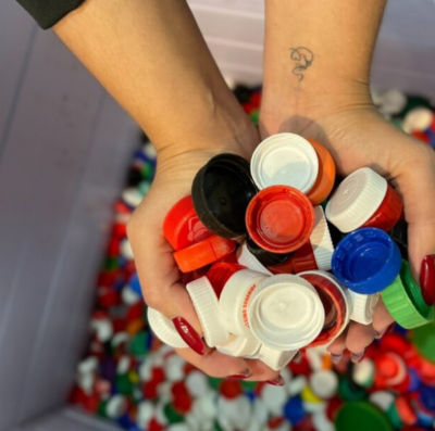 Cestampas transforma tampinhas plásticas em alimento, em parceria com o Aparecida Shopping (Foto: divulgação)
