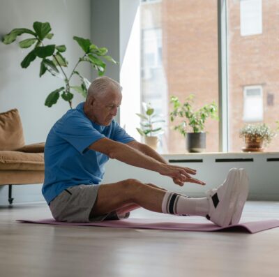 Especialista afirma que exercícios podem prevenir quedas em idosos (Foto: Pexels)