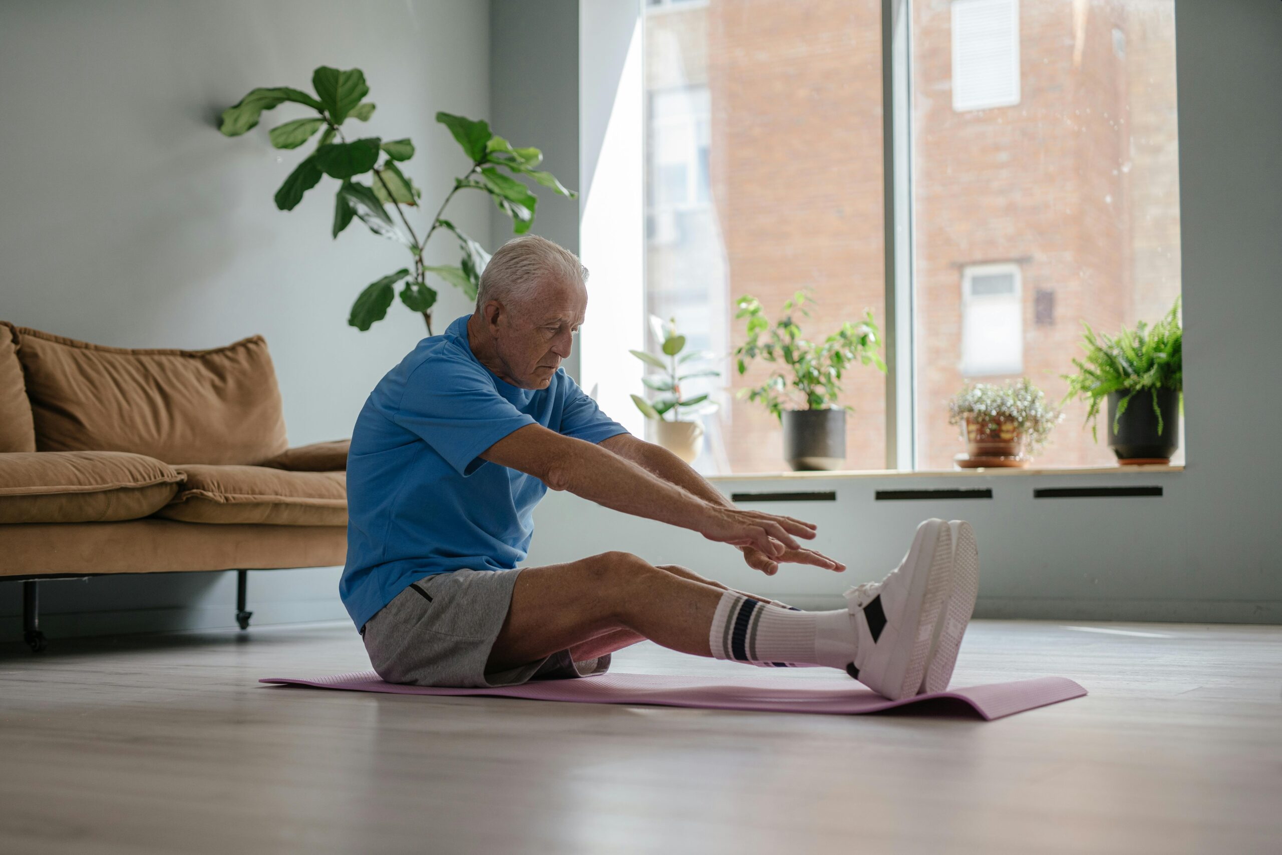 Especialista afirma que exercícios podem prevenir quedas em idosos (Foto: Pexels)