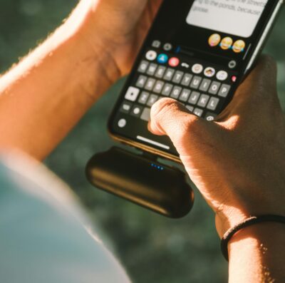 Especialistas alertam para uso de emojis entre adolescentes (Foto: Pexels)