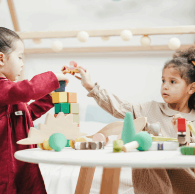 Estudo revela que brincar faz bem, independente da idade (Foto: Pexels)