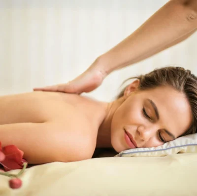 A massagem relaxante desponta como uma opção poderosa de autocuidado (Foto: Pexels)