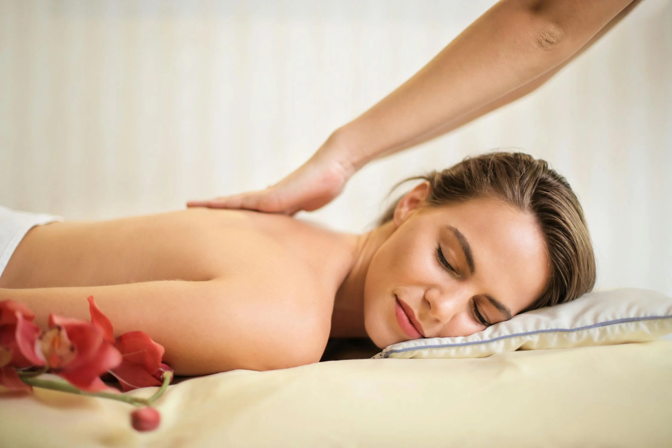 A massagem relaxante desponta como uma opção poderosa de autocuidado (Foto: Pexels)