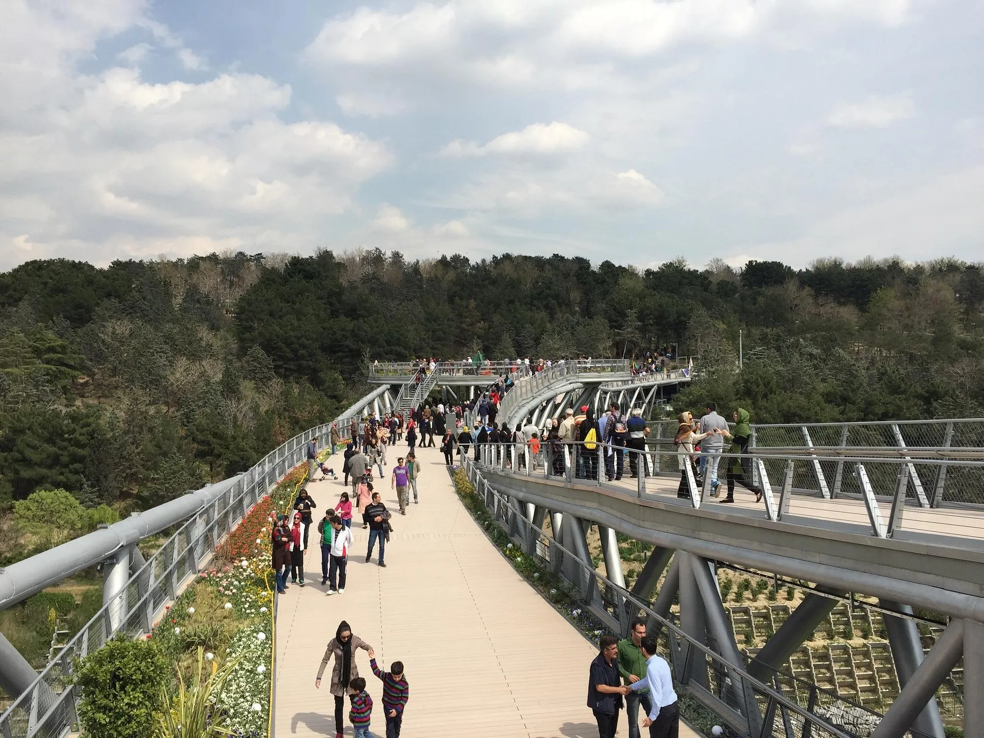 Ponte Tabiat, em Teerã (Foto: Mhossein/Tripadvisor)