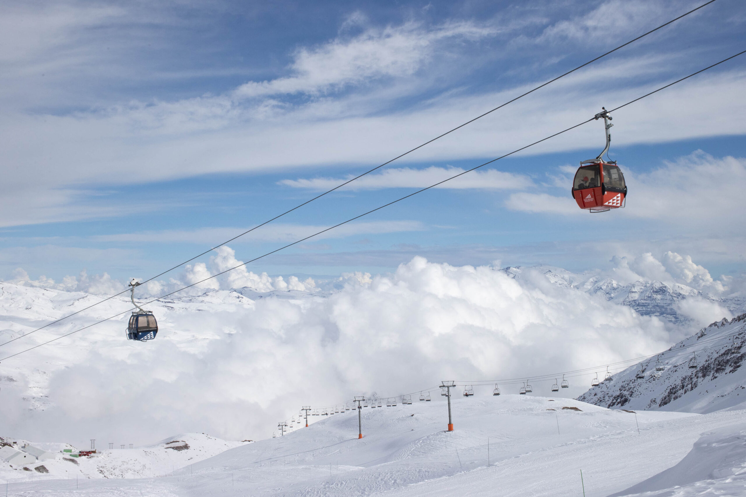 A 60 km de Santiago, o Valle Nevado é o destino favorito dos brasileiros para curtir a neve (Foto: Divulgação)
